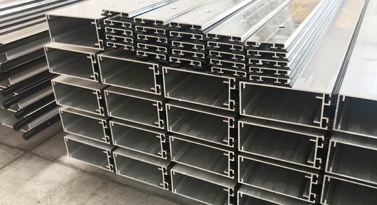 Aluminiumprofile und Deckschienen für Satteloberlichte. Alu-Natur.